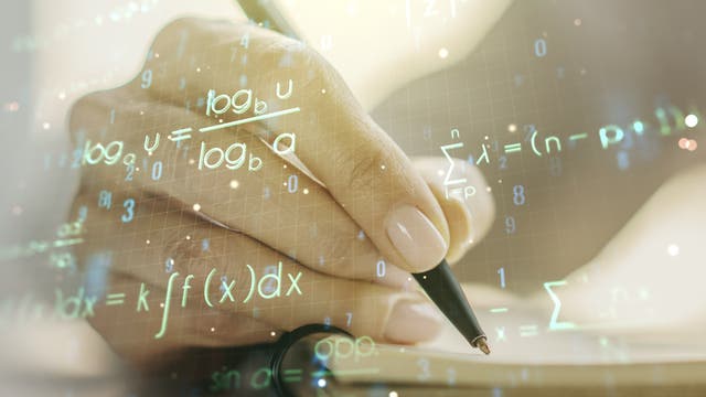 Eine weibliche Hand schreibt mathematische Formeln auf