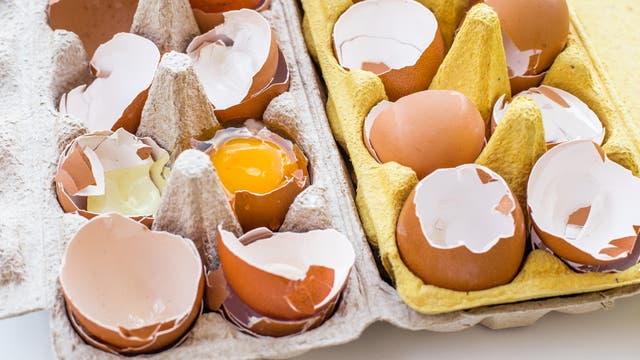 Zerbrochene Eier in Eierkartons. 