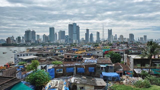 Blick auf die Skyline von Mumbai über Slums im Vorort Bandra