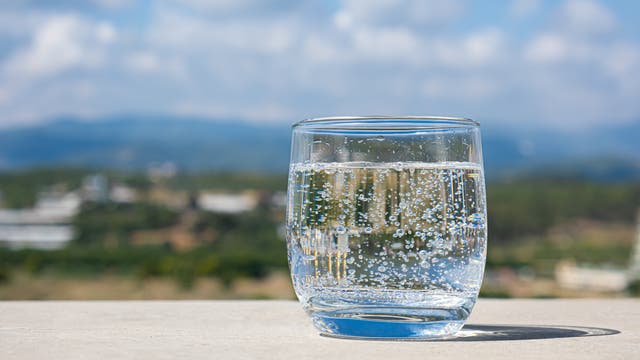 Ein Glas mit Sprudelwasser steht...