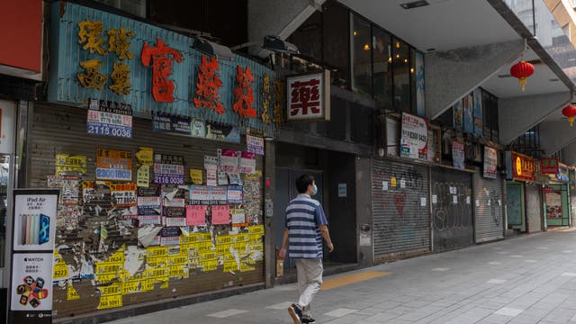 Geschlossene Geschäfte während eines Corona-Ausbruchs in Hongkong im September 2021