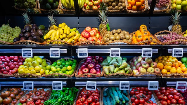 Auslage einer Obst- und Gemüseabteilung