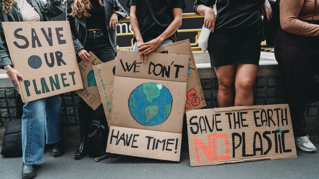 Jugendliche halten Plakate bei einer Klimademonstration