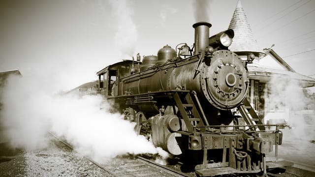 Eine Dampflokomotive in einem alten sepiafarbenen Foto.