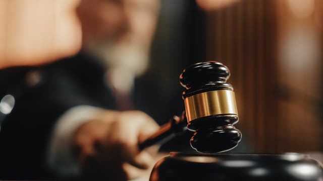 Richter mit Hammer, nur der Hammer ist scharf zu sehen, der Rest verschwommen