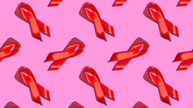 Die rote Schleife ist ein Symbol der Solidarität mit HIV-Infizierten und Aids-Kranken.