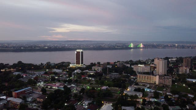 Blick von Kinshasa über den Kongo auf Brazzaville.