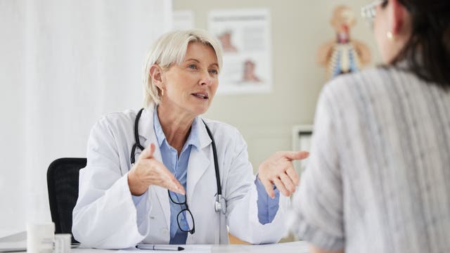 Eine Ärztin ist in einem intensiven Gespräch mit einer Patientin.