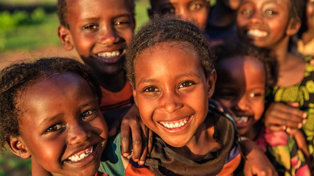 Mehrere afrikanische Kinder, die in die Kamera lächeln