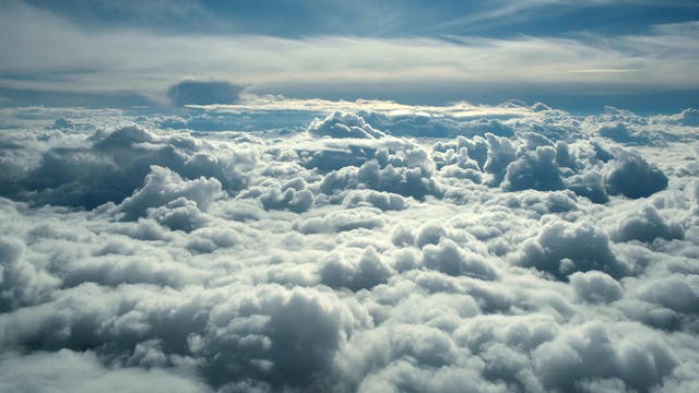 Heizdecke oder Kühlkissen? Wolken gibt es in unterschiedlichsten Formen und Grau-Weiß-Schattierungen. Manche lassen mehr Wärmestrahlung passieren, andere weniger.
