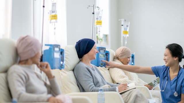 Krebspatientinnen sitzen nebeneinander bekommen über eine Infusion Medikamente