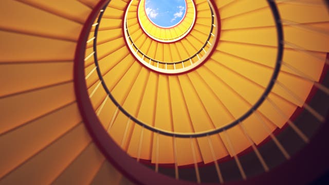 Treppenhaus-Spirale mit Blick in den offenen Himmel