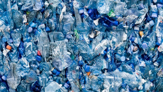 Blaue Plastikflaschen