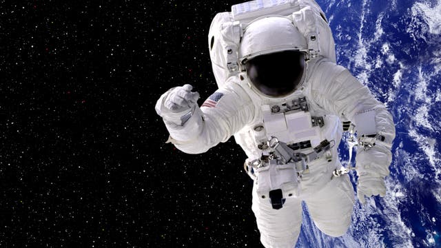 Ein Raumfahrer schwebt durch das Weltall.