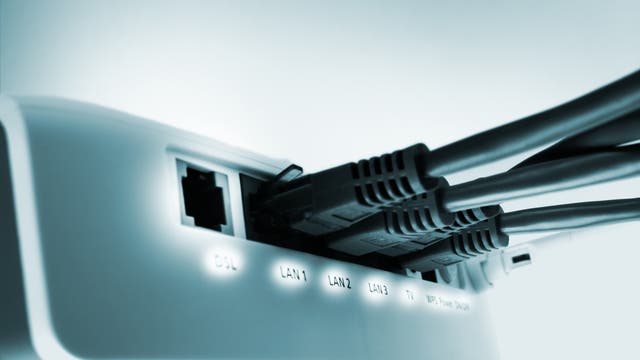 Netzwerkrouter mit eingesteckten LAN-Kabeln
