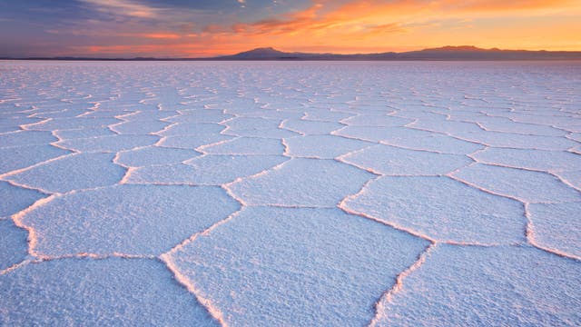 Schmale Grate aus Salz teilen die Salzebene des Salar de Uyuni in Bolivien in regelmäßig anmutende Vielecke auf.