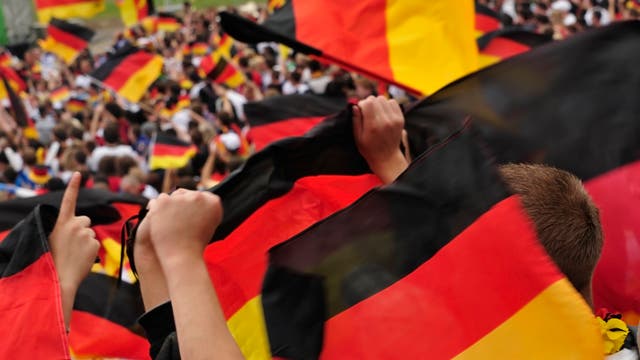 Fußballfans mit Deutschlandflaggen