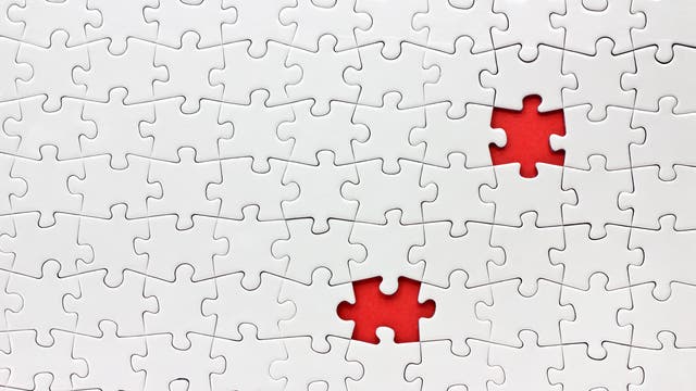 Ein Puzzle mit zwei fehlenden Teilen