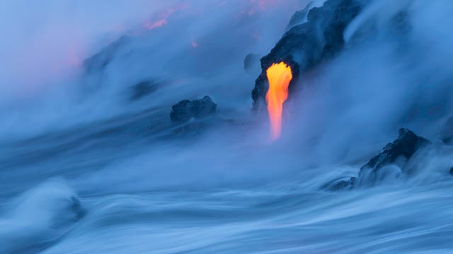 Lava im Meer (Symbolbild)