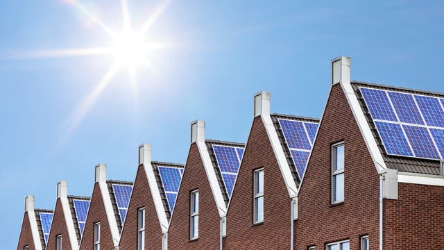 Häuserreihe mit Sonnenkollektoren