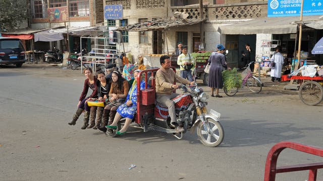 Uigurische Frauen im öffentlichen Personennahverkehr