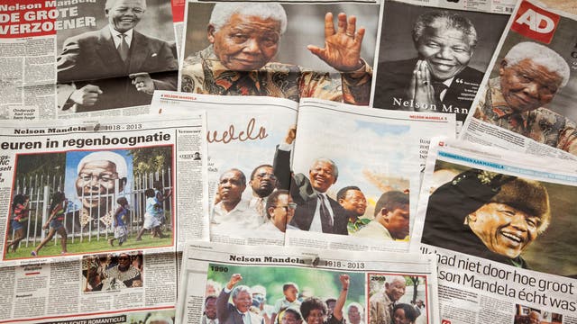 Aufmacherseiten von Zeitungen, am Tag nach dem Tod von Nelson Mandela 2013