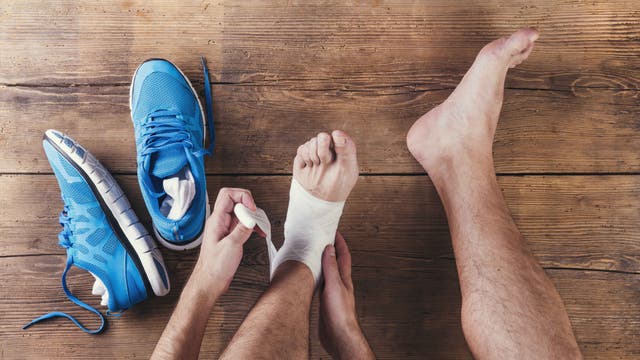 Sportler mit bandagiertem Fußgelenk