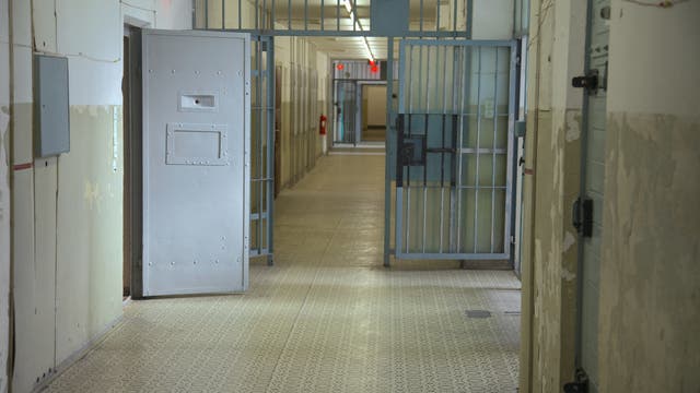 Gefängniskorridor mit offenen Türen der Gedenkstätte Berlin-Hohenschönhausen