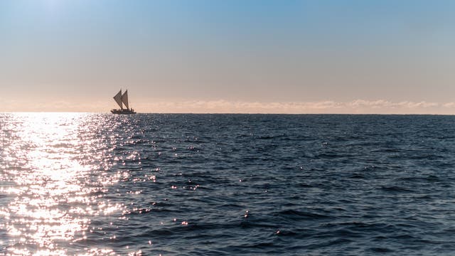 Maori-Segelboot auf dem Meer.