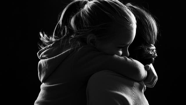 Mädchen umarmt Mutter