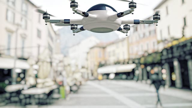 Symbolbild: Drohne in der Stadt 