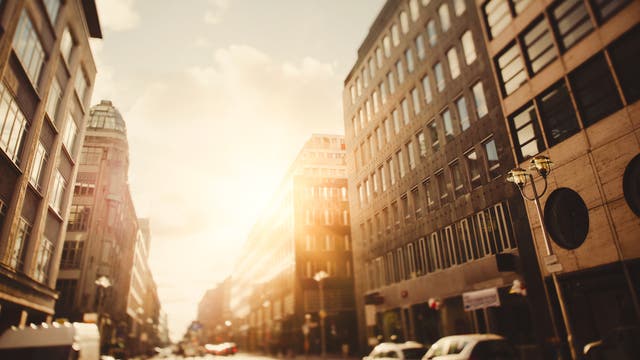 Aufnahme einer Berliner Straße nach schräg oben in die Sonne.