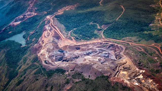 Ein Tagebau nach Bauxit, einem aluminiumreichen Erz, erstreckt sich durch ein Waldgebiet in Venezuela.