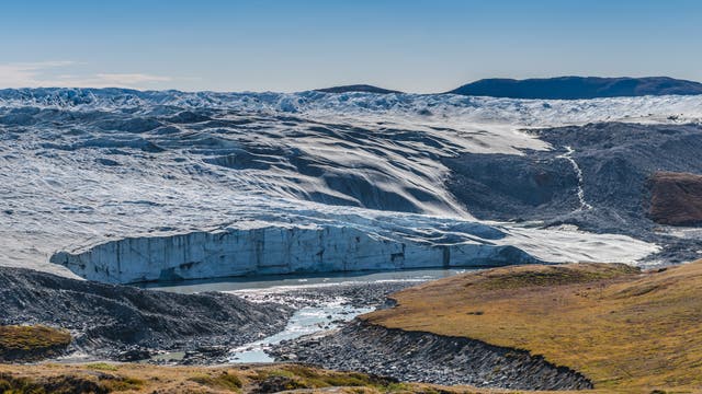 Eine Abbruchkante aus Eis am Rande der Tundra markiert den Rand des grönländischen Inlandeises.