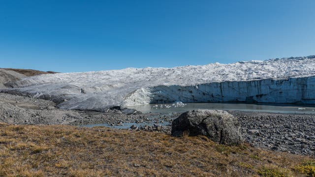 Die Grönländische Eiskappe endet hier in einem Steilabbruch über einem Schuttfächer, durch den sich ein kleiner Schmelzwasserfluss windet.