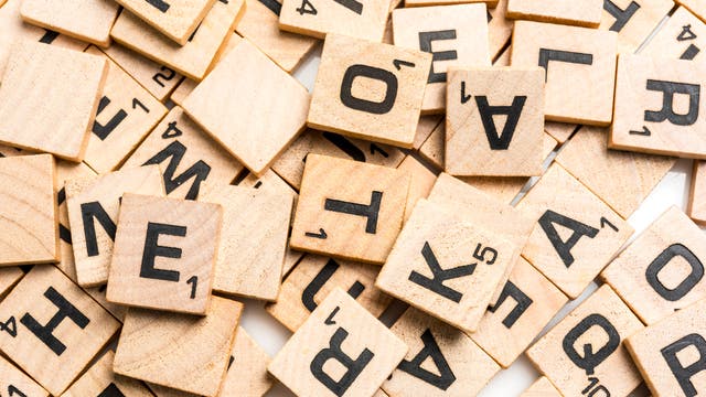 Eine Menge von Scrabble-Steinen mit Buchstaben