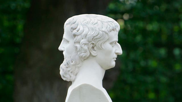 Eine Statue des zweigesichtigen Gottes Janus in einem Park.