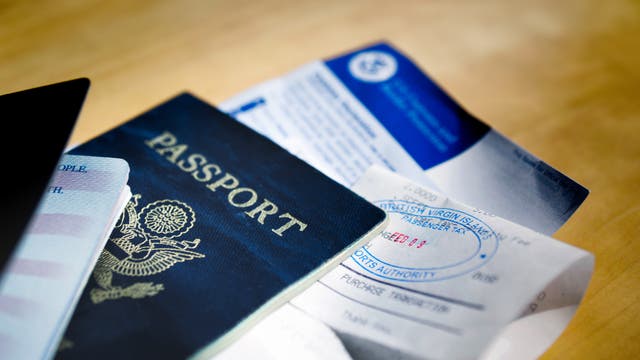 Reisepass und Visa liegen auf einem Tisch