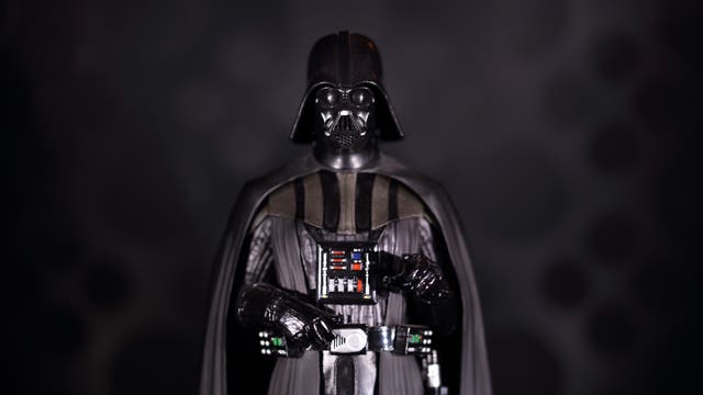 Mensch in Darth-Vader-Kostüm