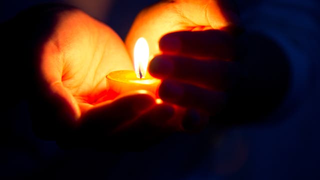Warme Hände durch Kerzenschein