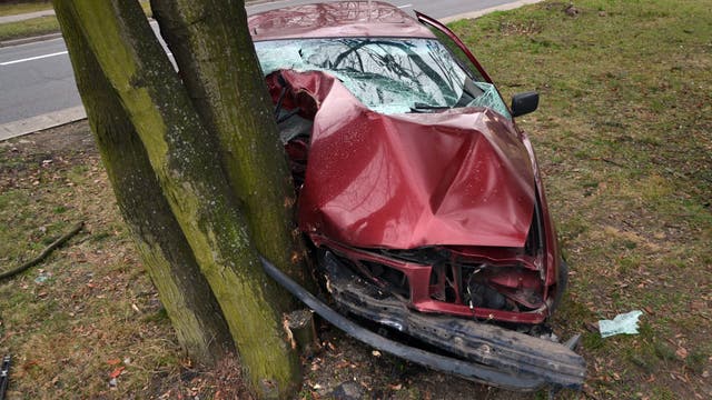 Autounfall mit Baum