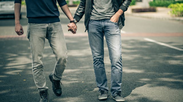 Zwei Jungs laufen Händchen haltend auf der Straße