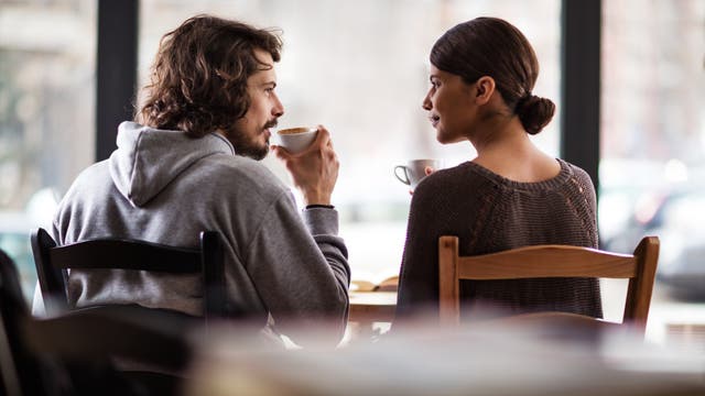 Mann und Frau sprechen bei einem Kaffee miteinander