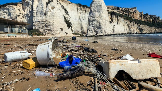 Plastikabfälle an einem Mittelmeerstrand