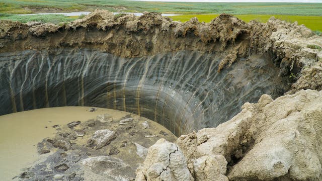 Ein Krater im Permafrost der russischen Jamal-Halbinsel