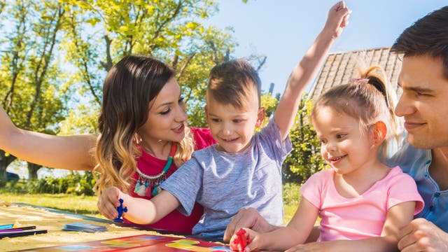 Familie spielt Brettspiel