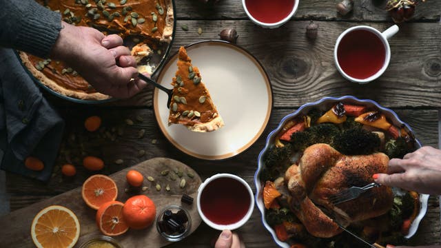 Tisch mit traditionellem Thanksgiving-Dinner