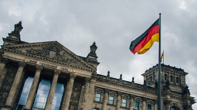Dunkle Wolken über dem Berliner Reichstag