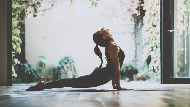 Frau praktiziert Yoga