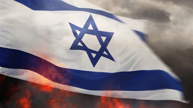 Eine israelische Flagge in Rauch und Flammen